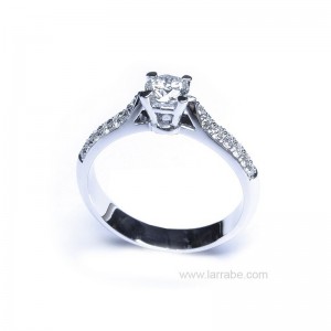 solitario-de-oro-blanco-y-diamantes