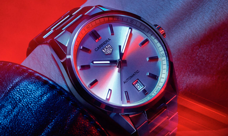 Nuevo reloj TAG Heuer Carrera tres agujas en mano de chico