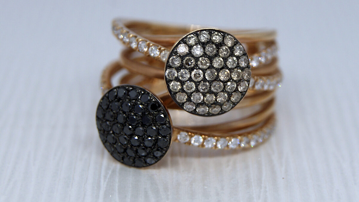 Anillo de doble círculo con entramado. Anillo de doble círculo con entramado.