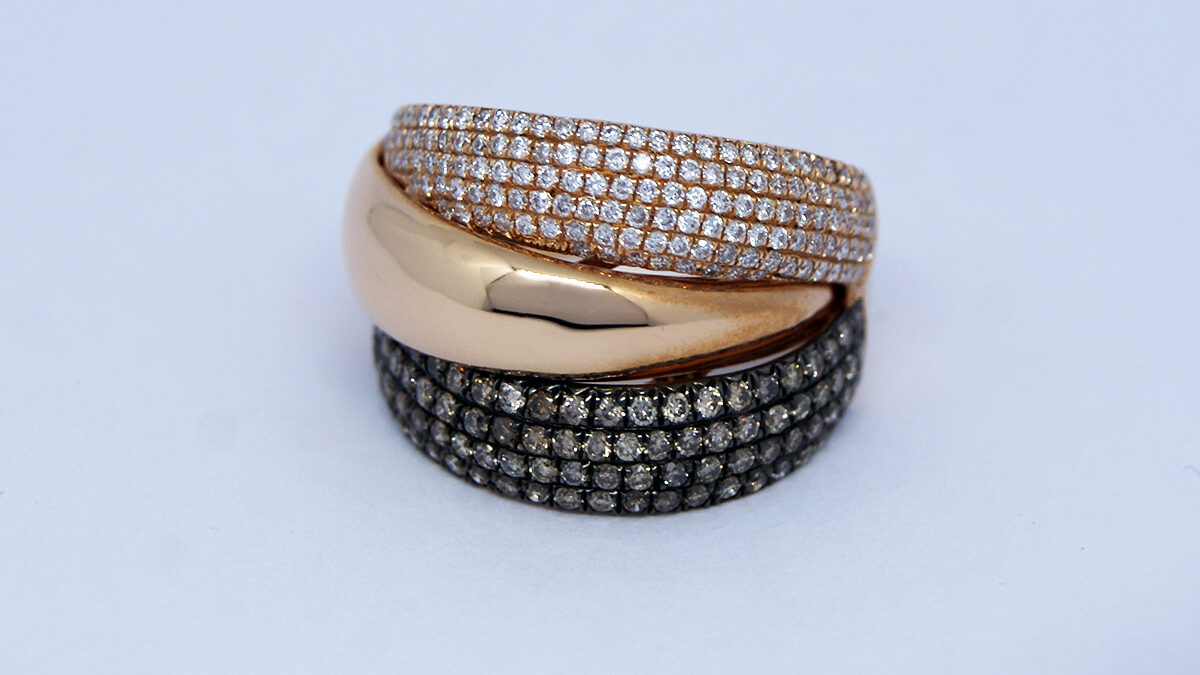 Anillo de diamantes blancos y brown Anillo de diamantes blancos y brown