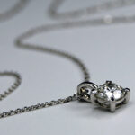 Detalle colgante de brillantes