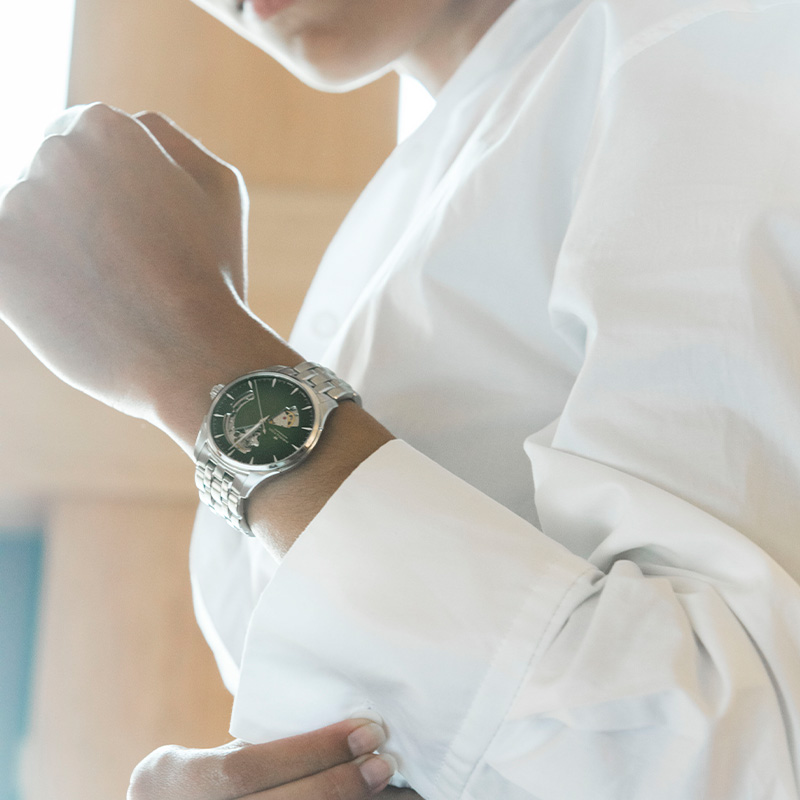 Detalle del reloj Hamilton Jazzmaster Open Heart Auto en verde