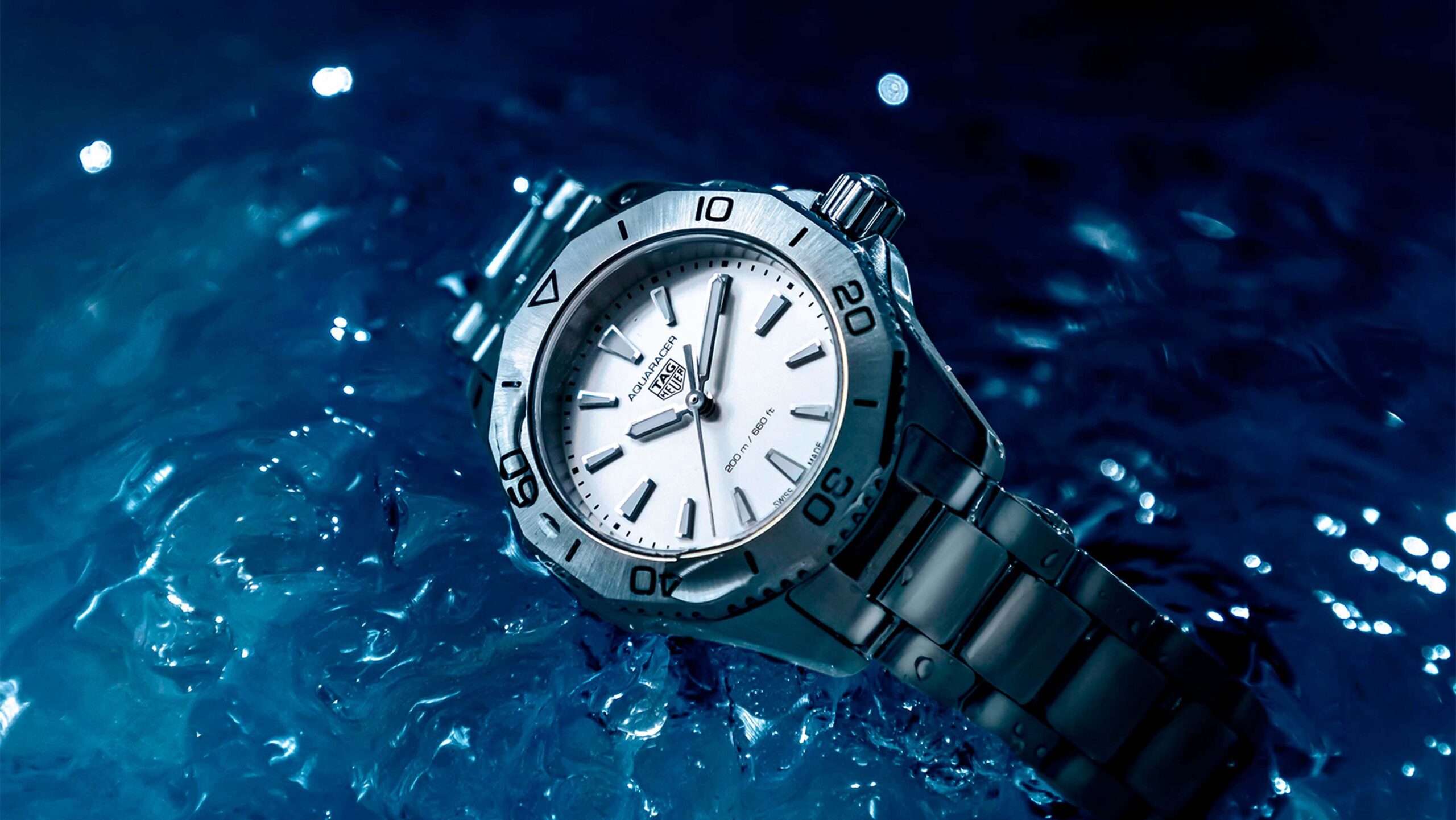 Reloj Tag Heuer Aquaracer Professional 200 medio sumergido en el agua