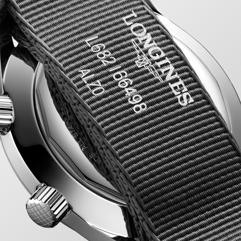 Detalle de la correa tipo NATO del Heritage Legend Diver Gris