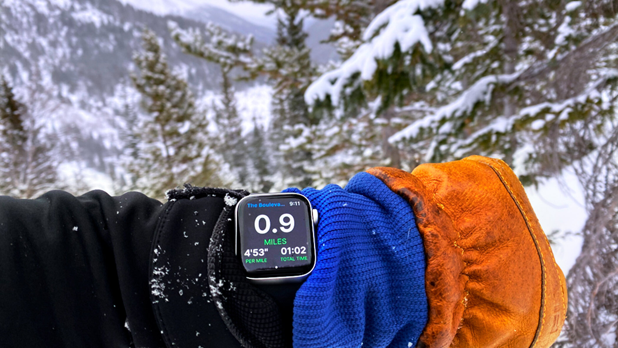 Smartwatch midiendo la altura y otros datos en un camino de montaña nevado.