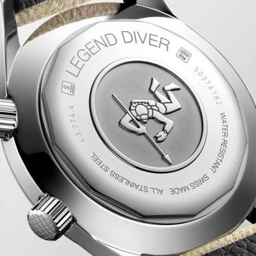 Detalle del grabado posterior de la caja del reloj Legend Diver
