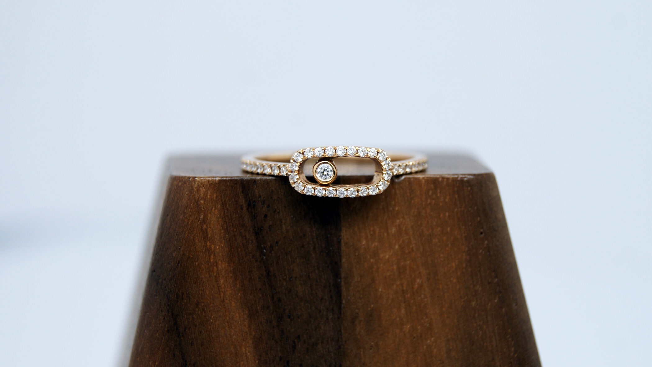 Anillo en oro rosa con brillantes