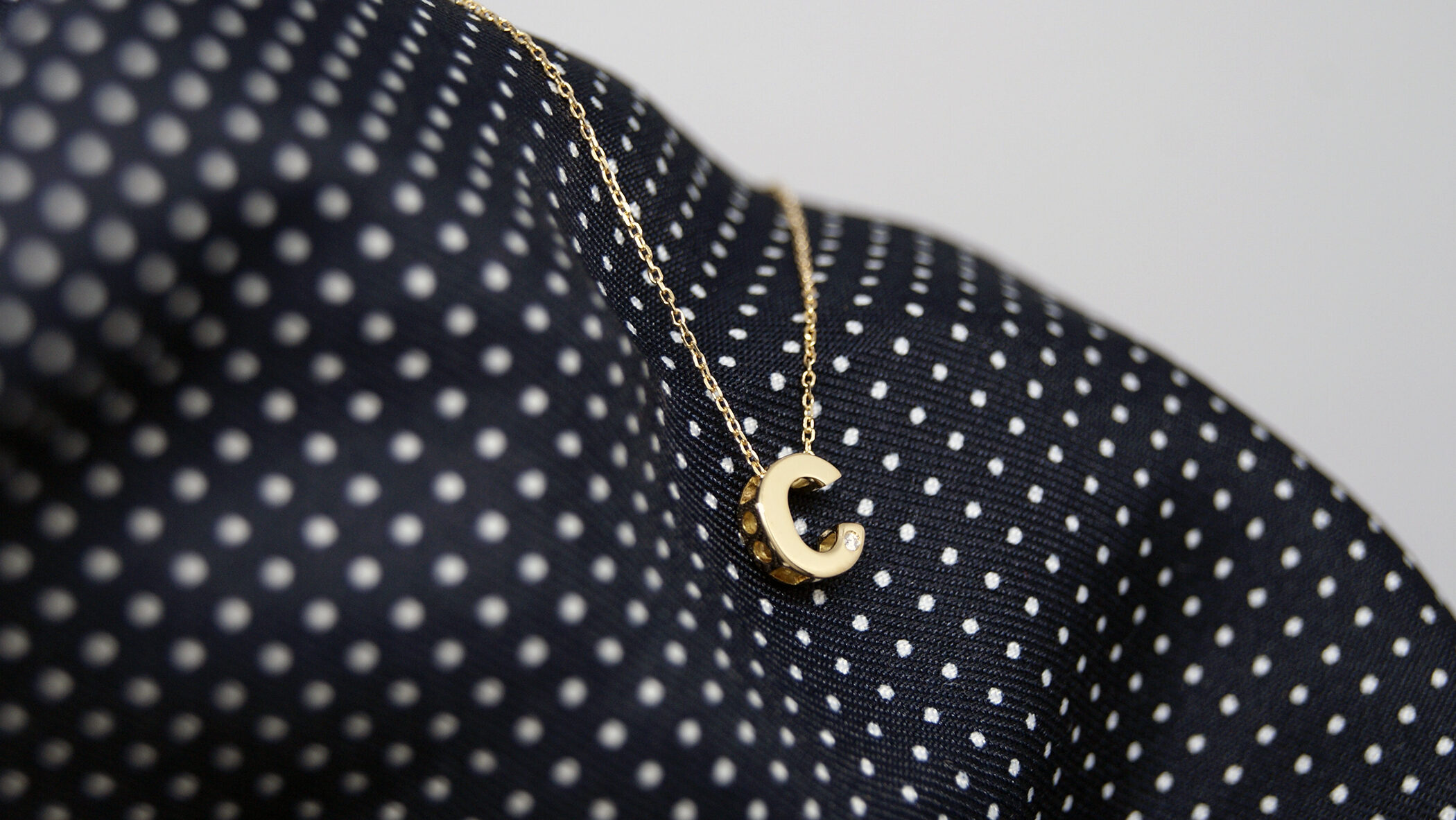 Colgante en forma de inicial en oro amarillo con un brillante