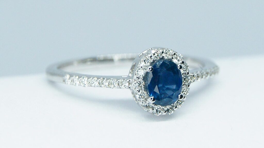 Anillo de oro blanco con zafiro