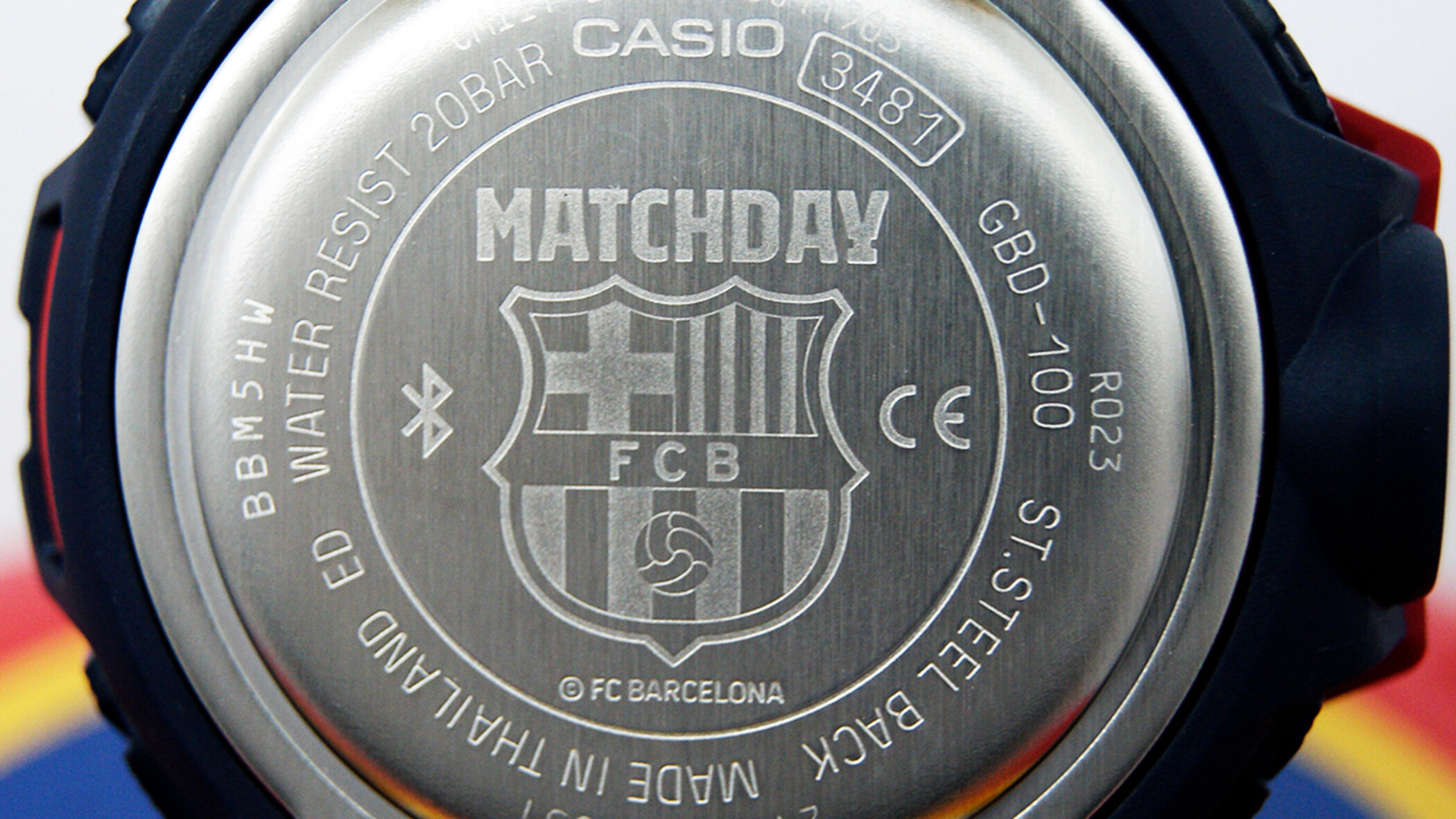 Escudo en la parte trasera de la caja