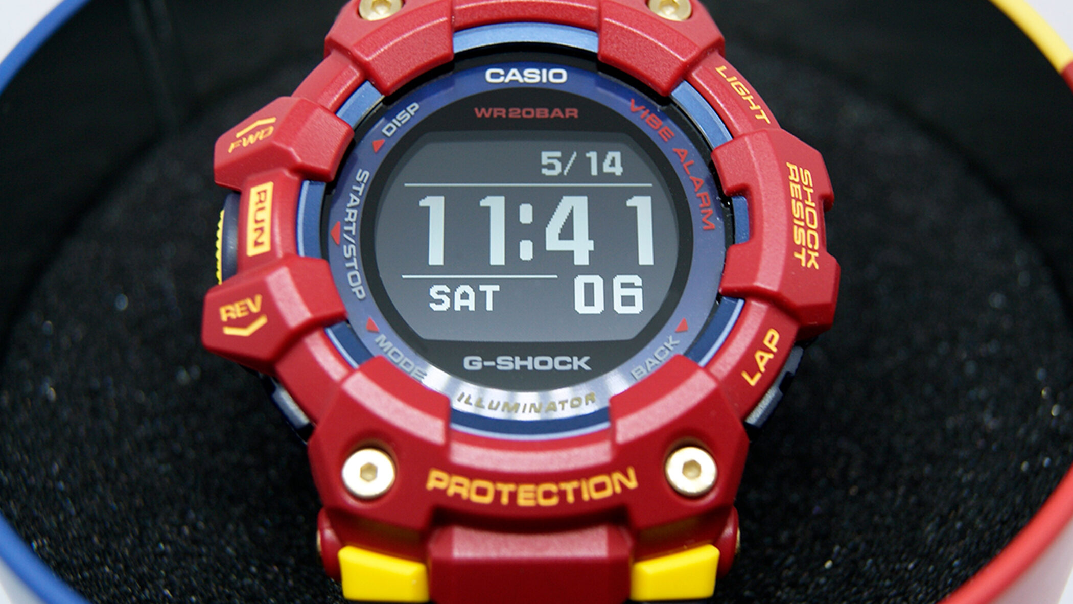 G-Shock descansando en el interior de su caja de latón