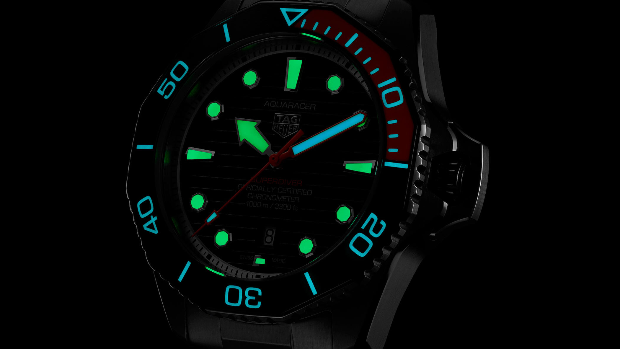 Grandes índices y agujas rellenos de SuperLuminova®, al igual que las marcas del bisel