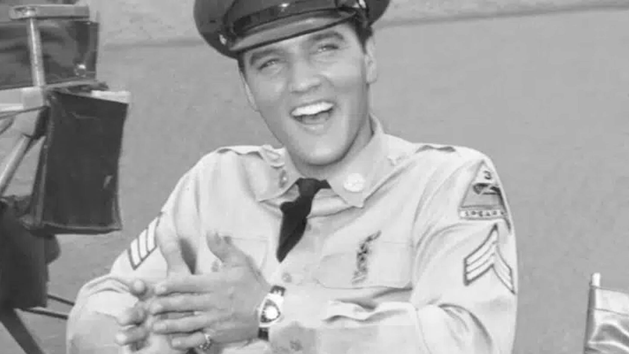 Elvis en su Ventura en la película Blue Hawaii