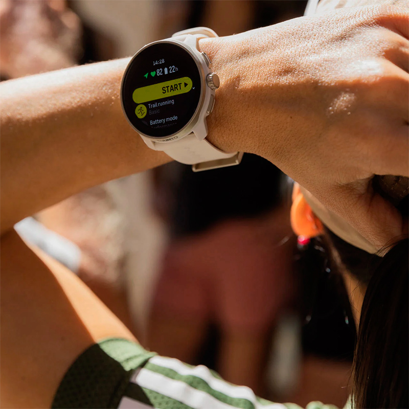 reloj puesto en muñeca